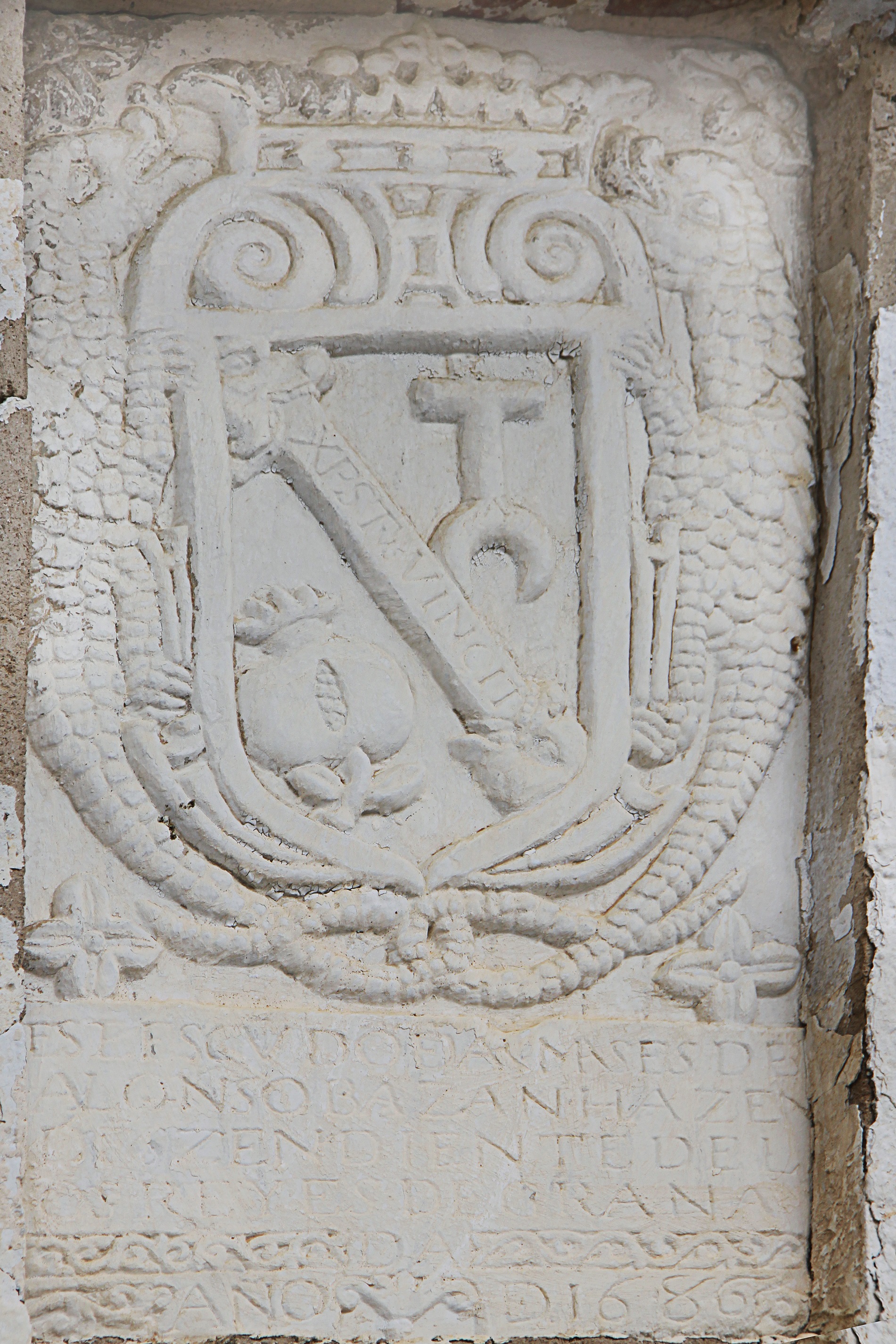 Escudo de los Bazán en su casa de Abla.